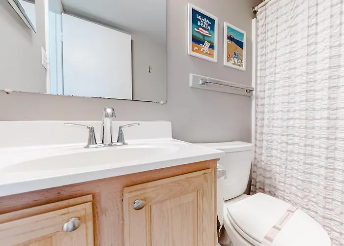 Sunny & Modern Near The With Balcony Pools & Gym Holiday home Ocean City