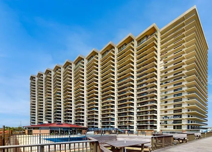 Sunny & Modern Near The With Balcony Pools & Gym
